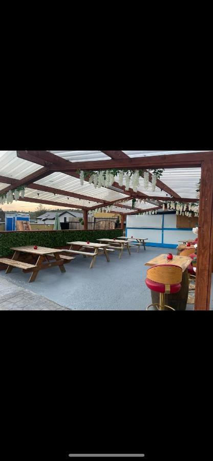 Danny'S Bar Restaurant & Accommodation Broadford  Exterior photo
