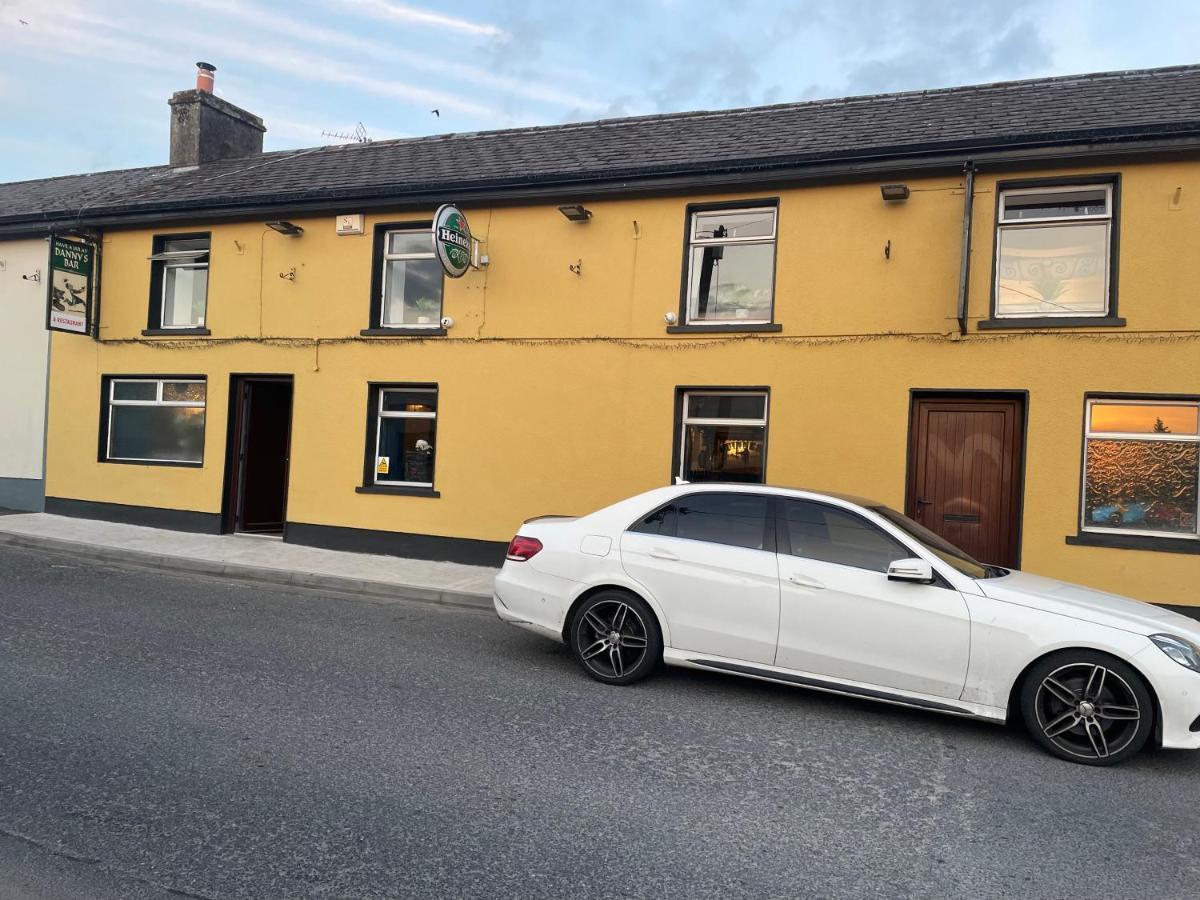 Danny'S Bar Restaurant & Accommodation Broadford  Exterior photo