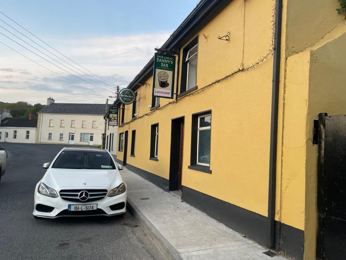 Danny'S Bar Restaurant & Accommodation Broadford  Exterior photo
