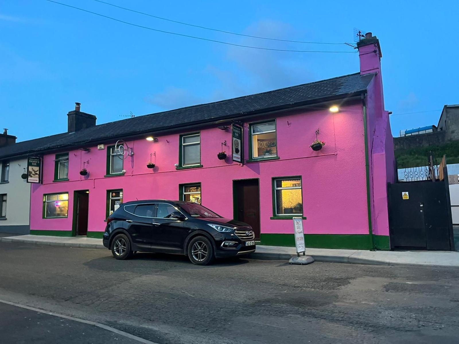 Danny'S Bar Restaurant & Accommodation Broadford  Exterior photo